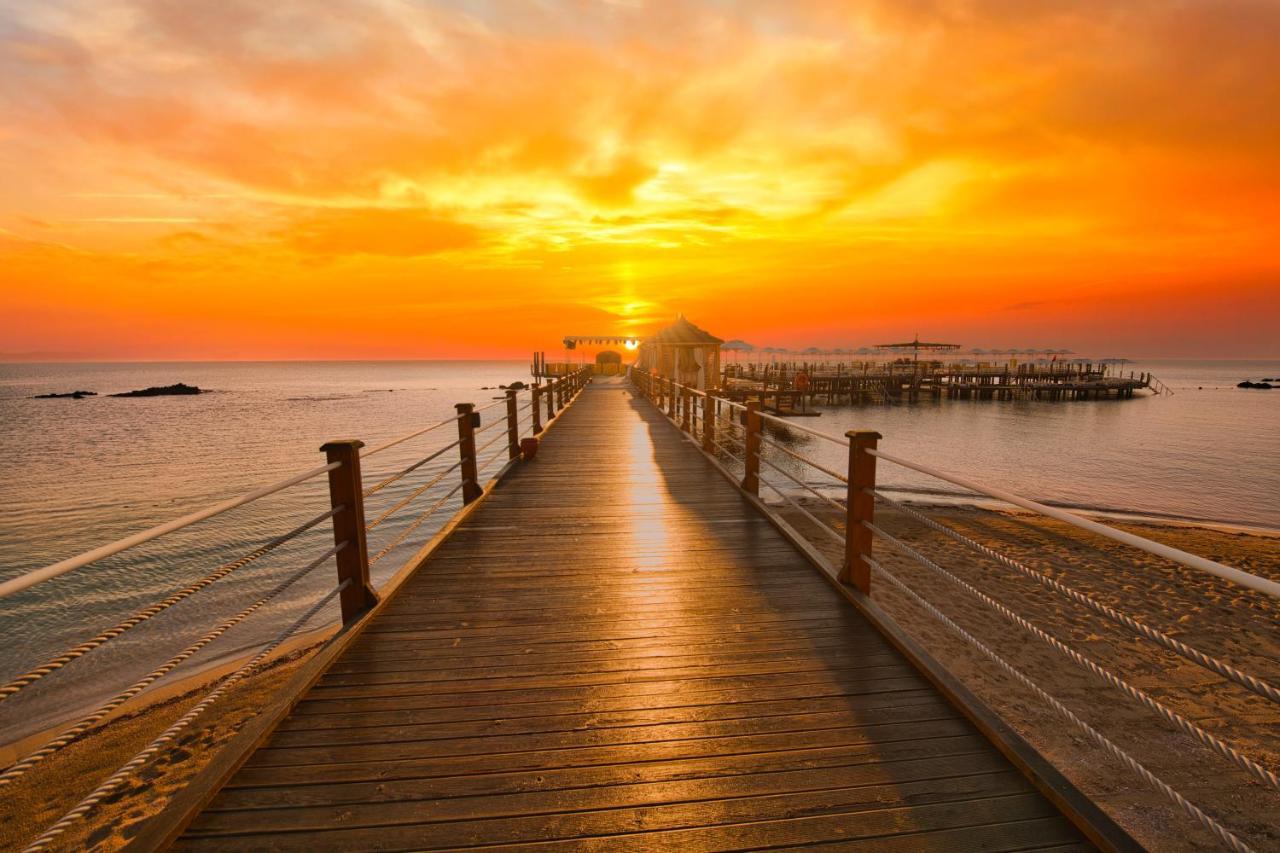 Salamis Bay Conti Hotel Resort&SPA&Casino Famagusta  Esterno foto Sunset at the pier