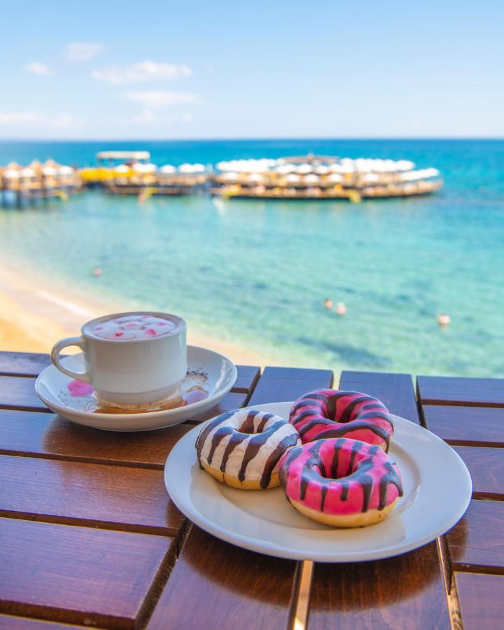 Salamis Bay Conti Hotel Resort&SPA&Casino Famagusta  Esterno foto A cup of coffee and donuts