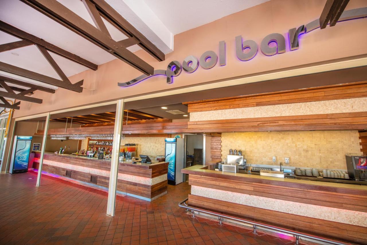 Salamis Bay Conti Hotel Resort&SPA&Casino Famagusta  Esterno foto The pool bar at the hotel