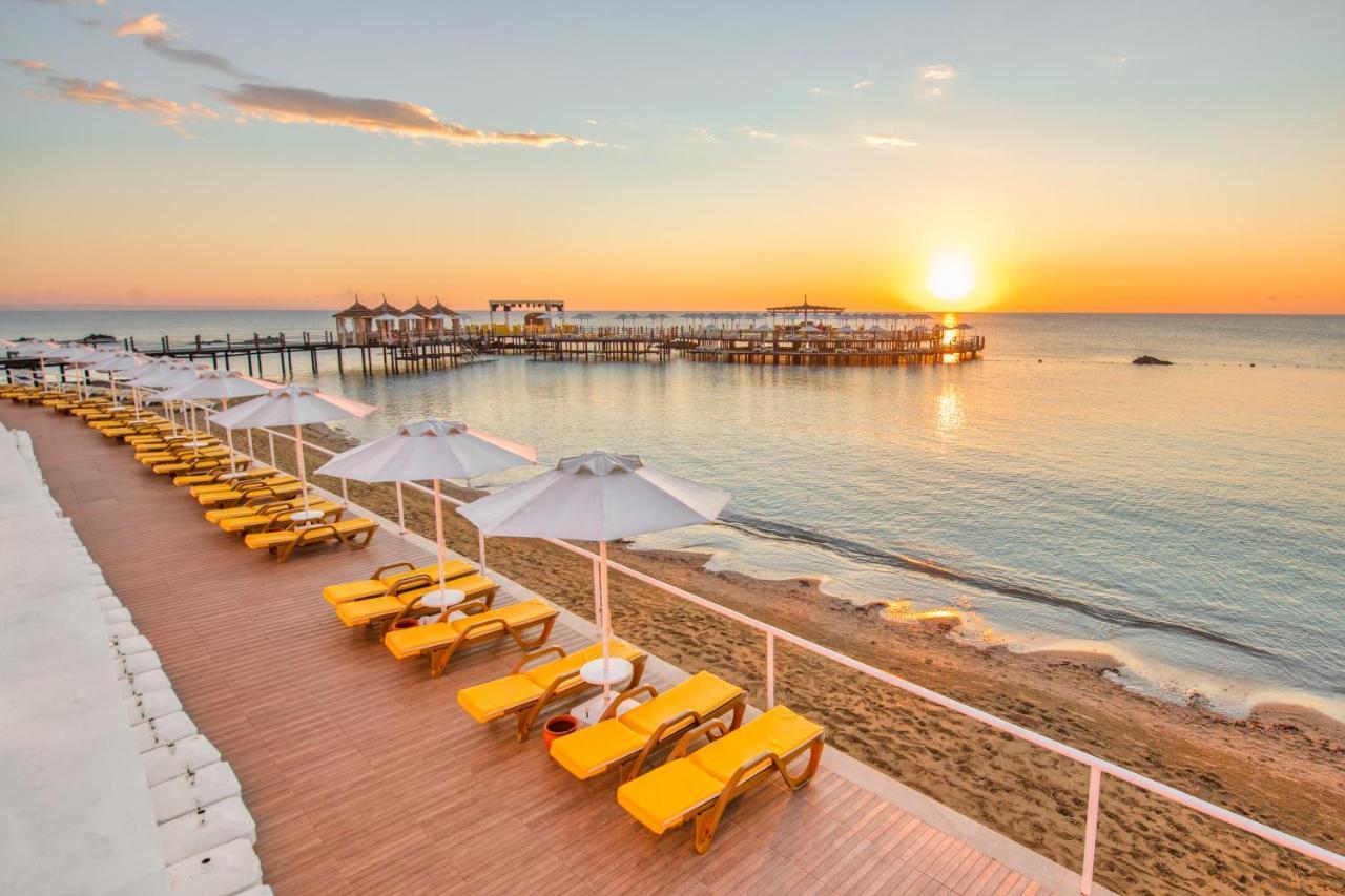 Salamis Bay Conti Hotel Resort&SPA&Casino Famagusta  Esterno foto Sunset at the beach