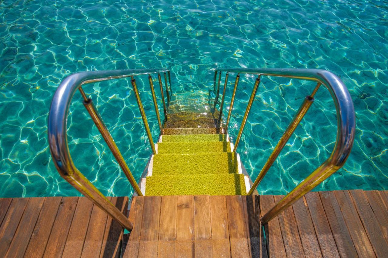 Salamis Bay Conti Hotel Resort&SPA&Casino Famagusta  Esterno foto A pool ladder